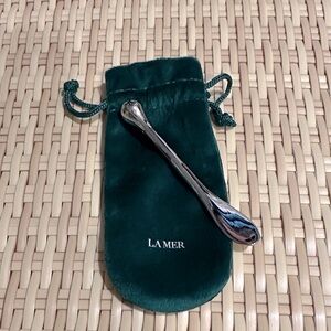 La Mer Silver Color Eyes Massage Tool with Deep Green Pouch